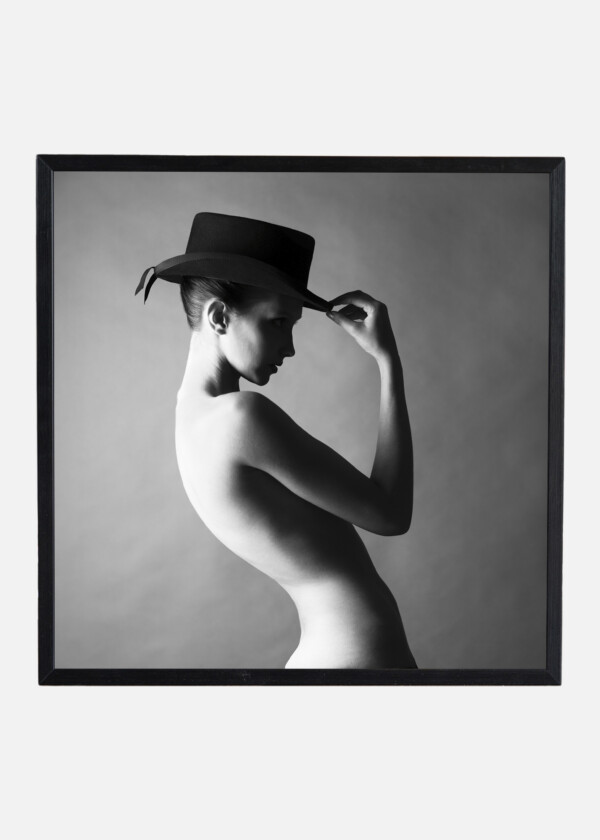 BLACK AND WHITE FASHION PORTRAIT OF NAKED LADY WITH HAT